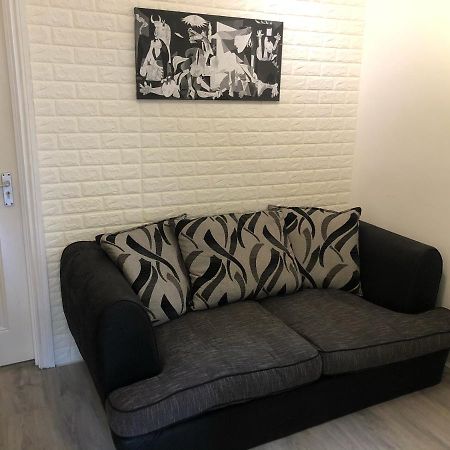 Double Room With Private Bathroom In A 2-Bedrooms House Лондон Экстерьер фото