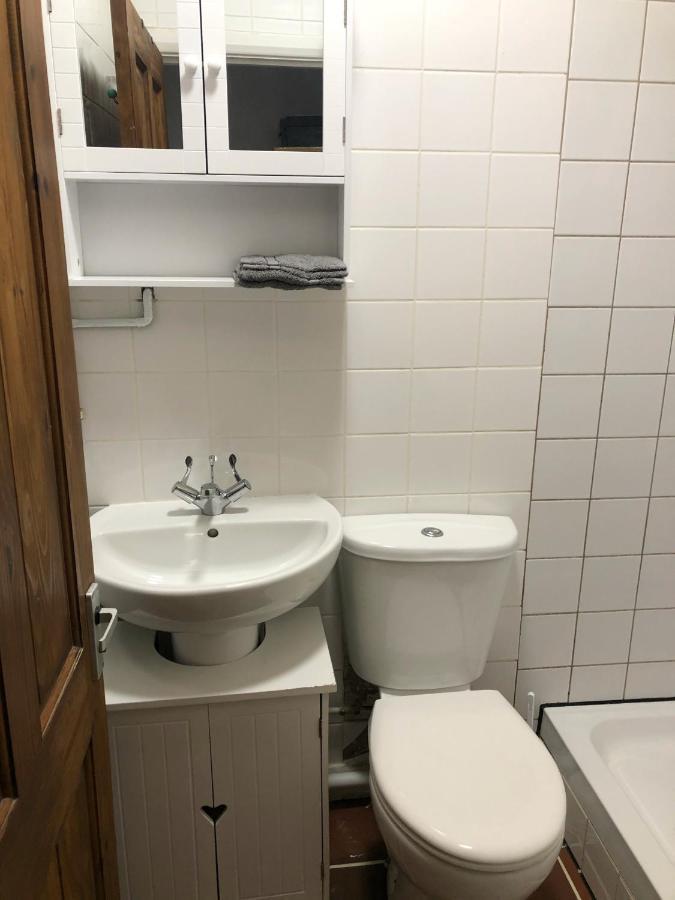 Double Room With Private Bathroom In A 2-Bedrooms House Лондон Экстерьер фото