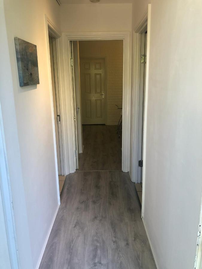 Double Room With Private Bathroom In A 2-Bedrooms House Лондон Экстерьер фото